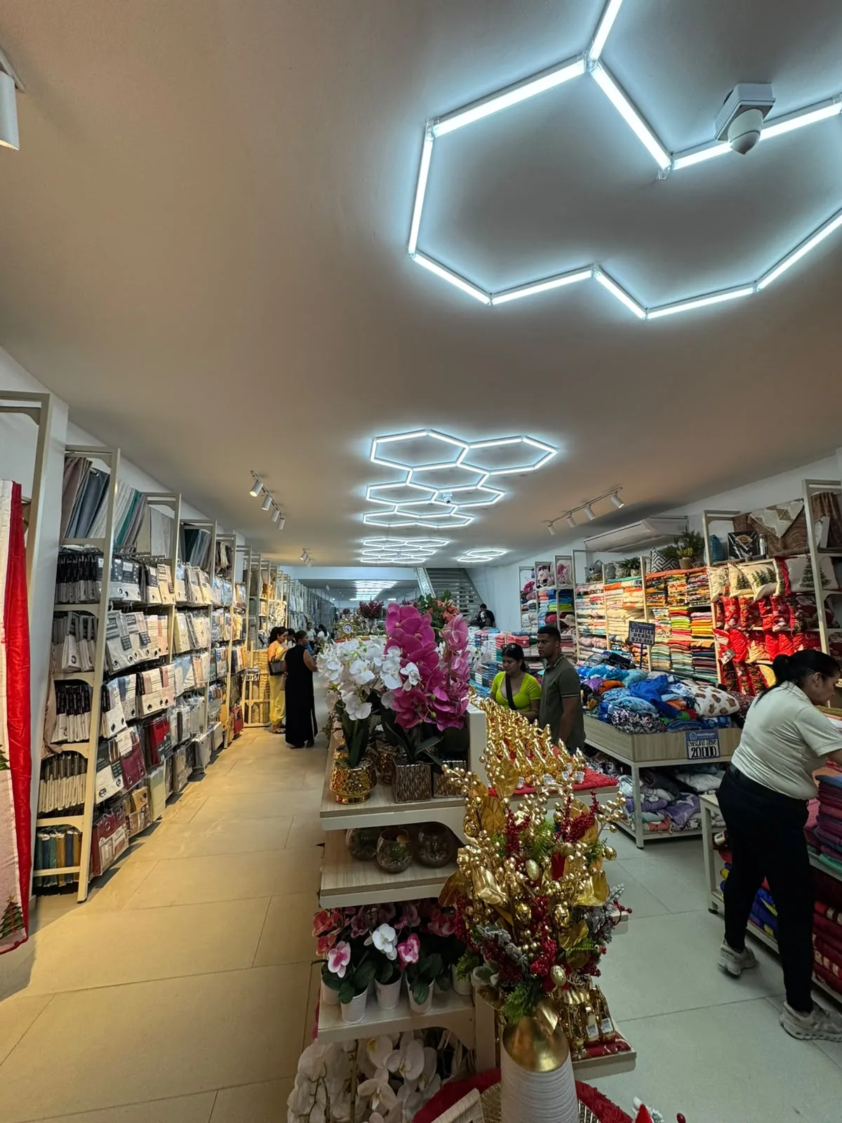 Interior de la tienda Multihogar